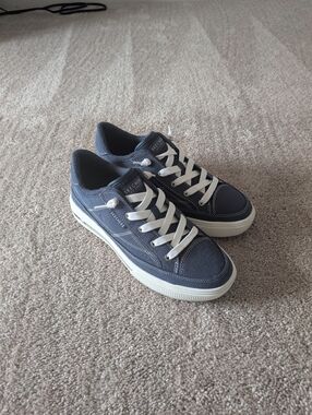 Skechers WomensNavy Canvas Low-Top Sneakers Size 9.